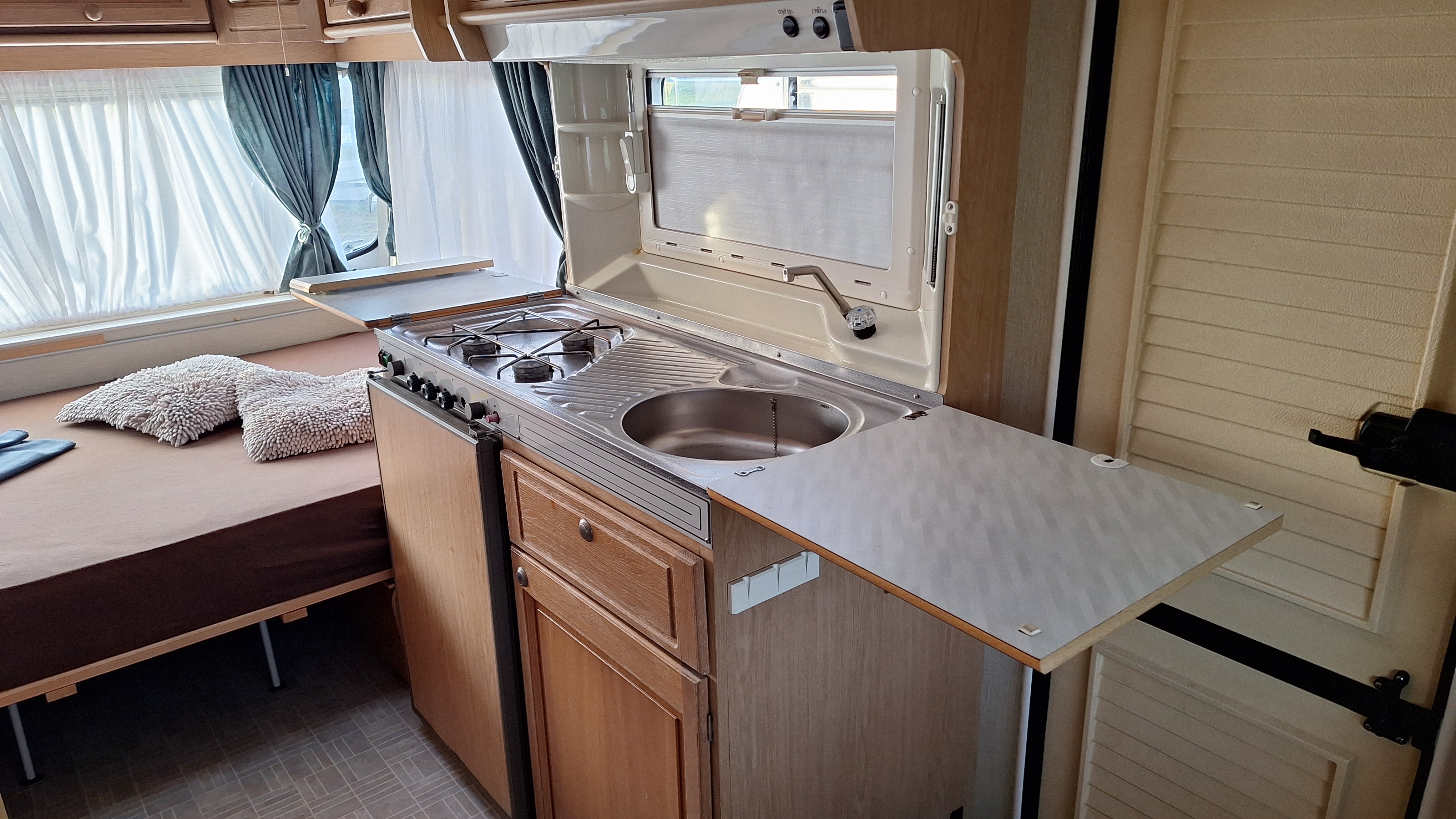 Karavan Chateau 380 - ložnice